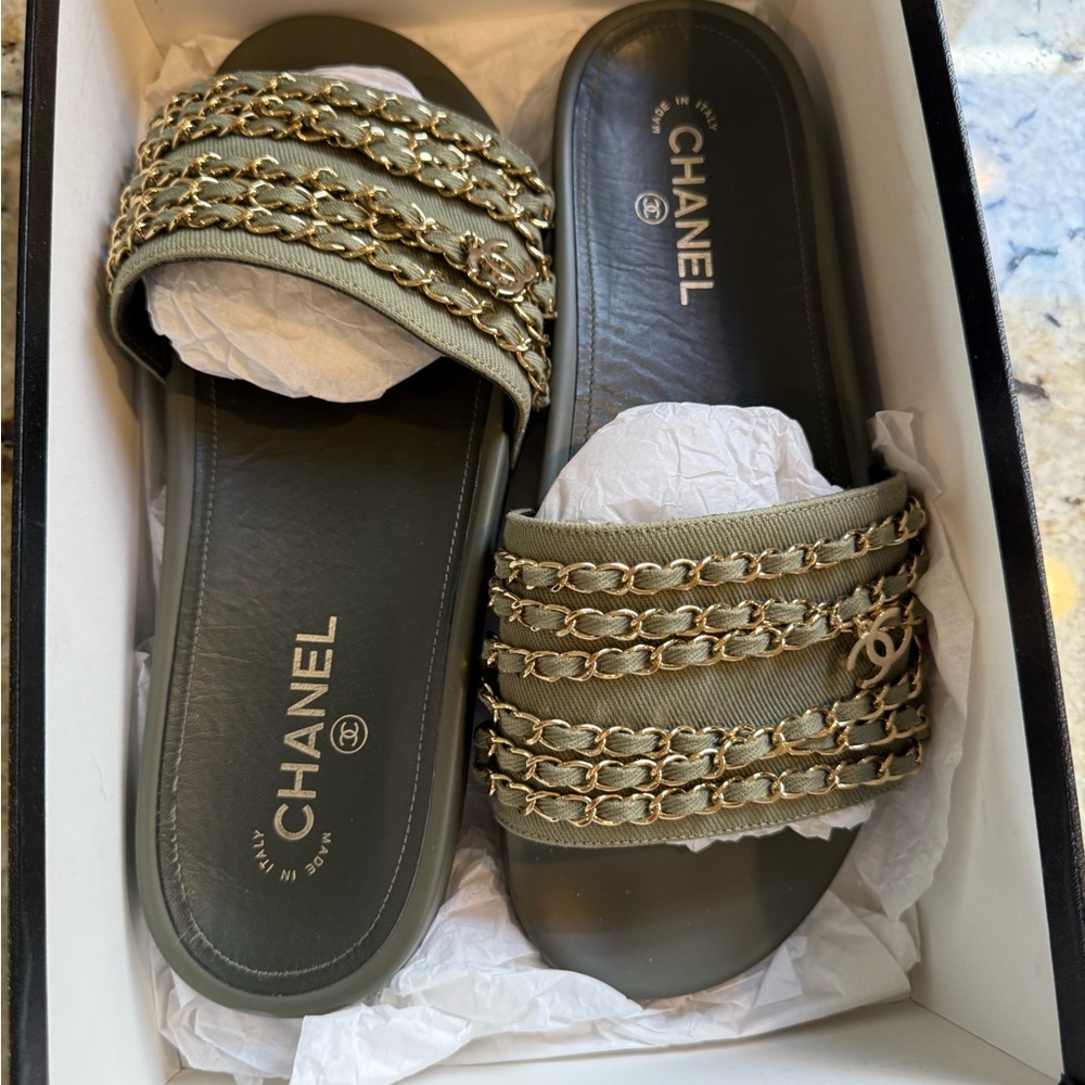 CHANEL Slides - Picture 15 of 16